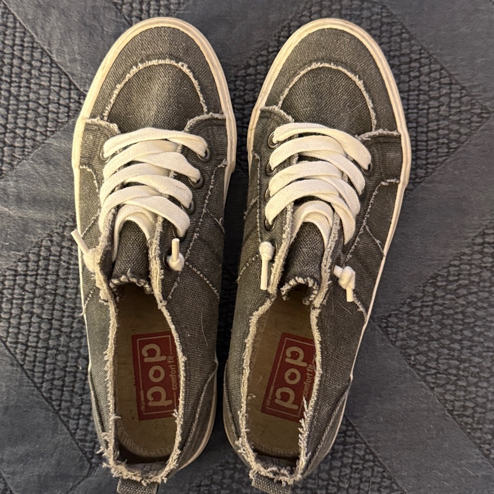 Pop Gray Canvas Shoes with Frayed Edges